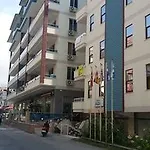 Midi מלון